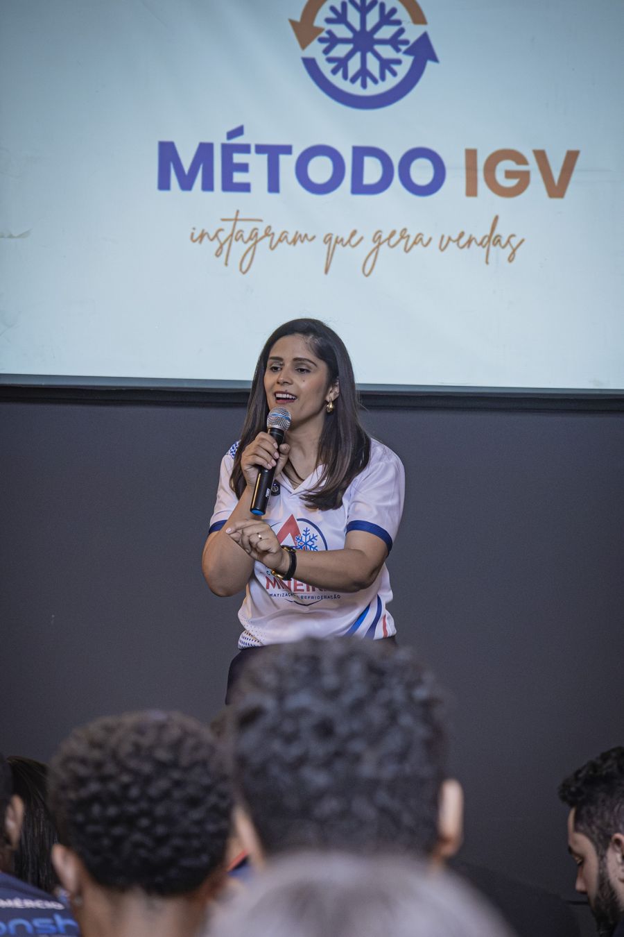 Paola Freitas apresentando o Método IGV na Conferência Mineira de Climatização e Refrigeração